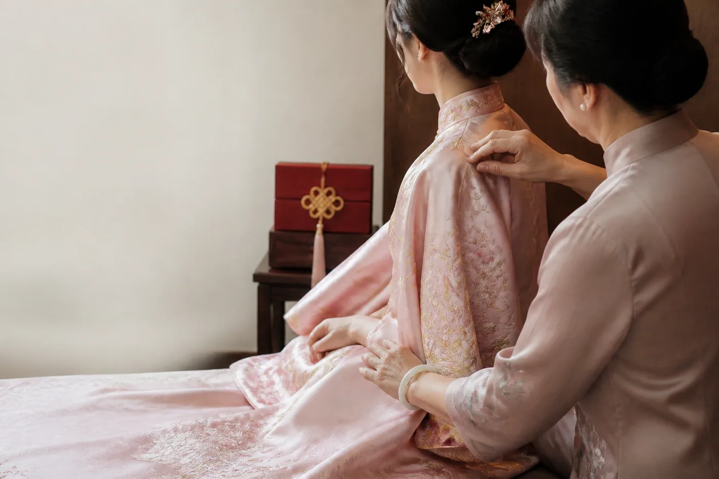 母亲在女儿出嫁前为她整理衣襟